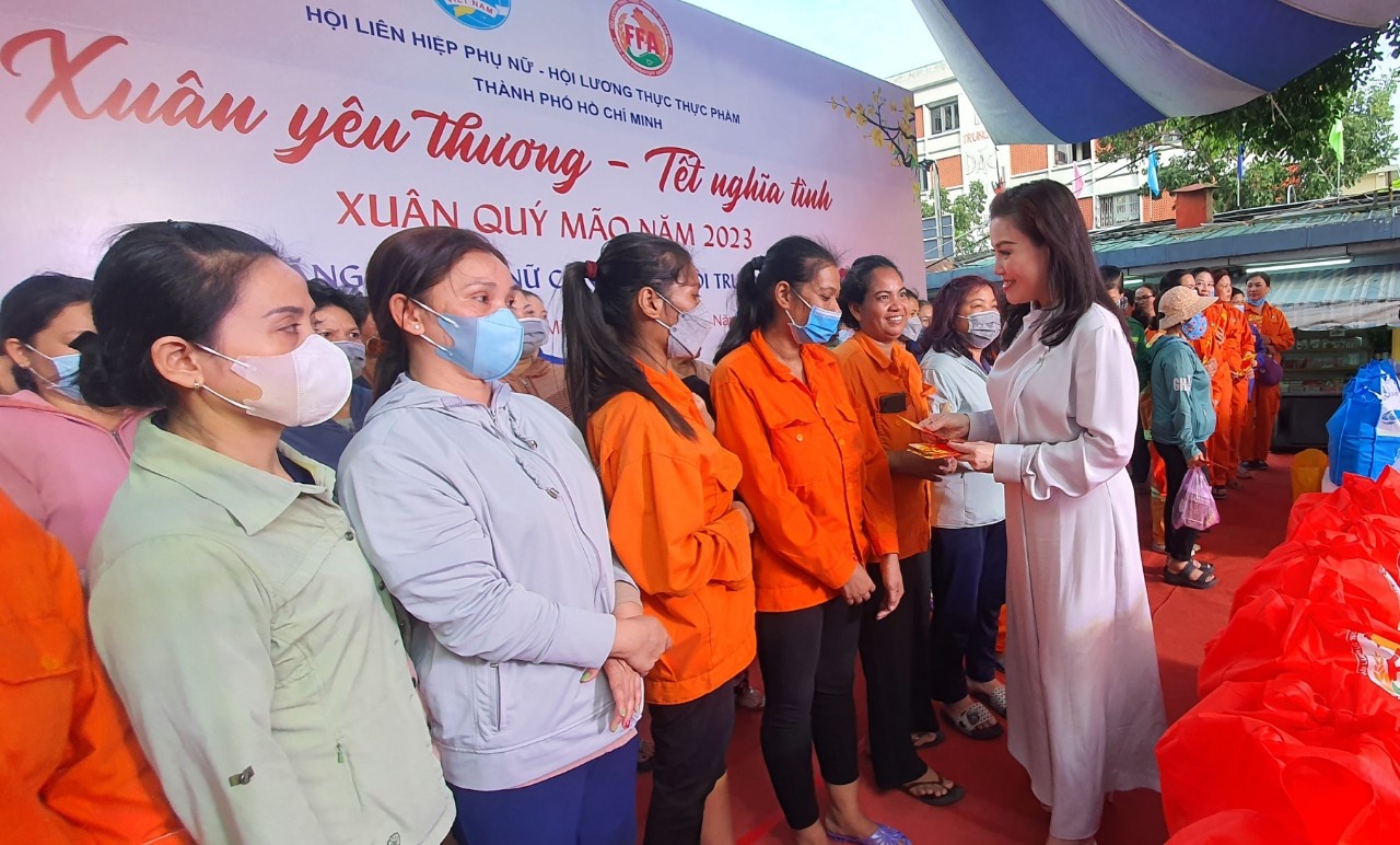 VWS trao quà tết cho nữ công nhân vệ sinh môi trường - ảnh 2