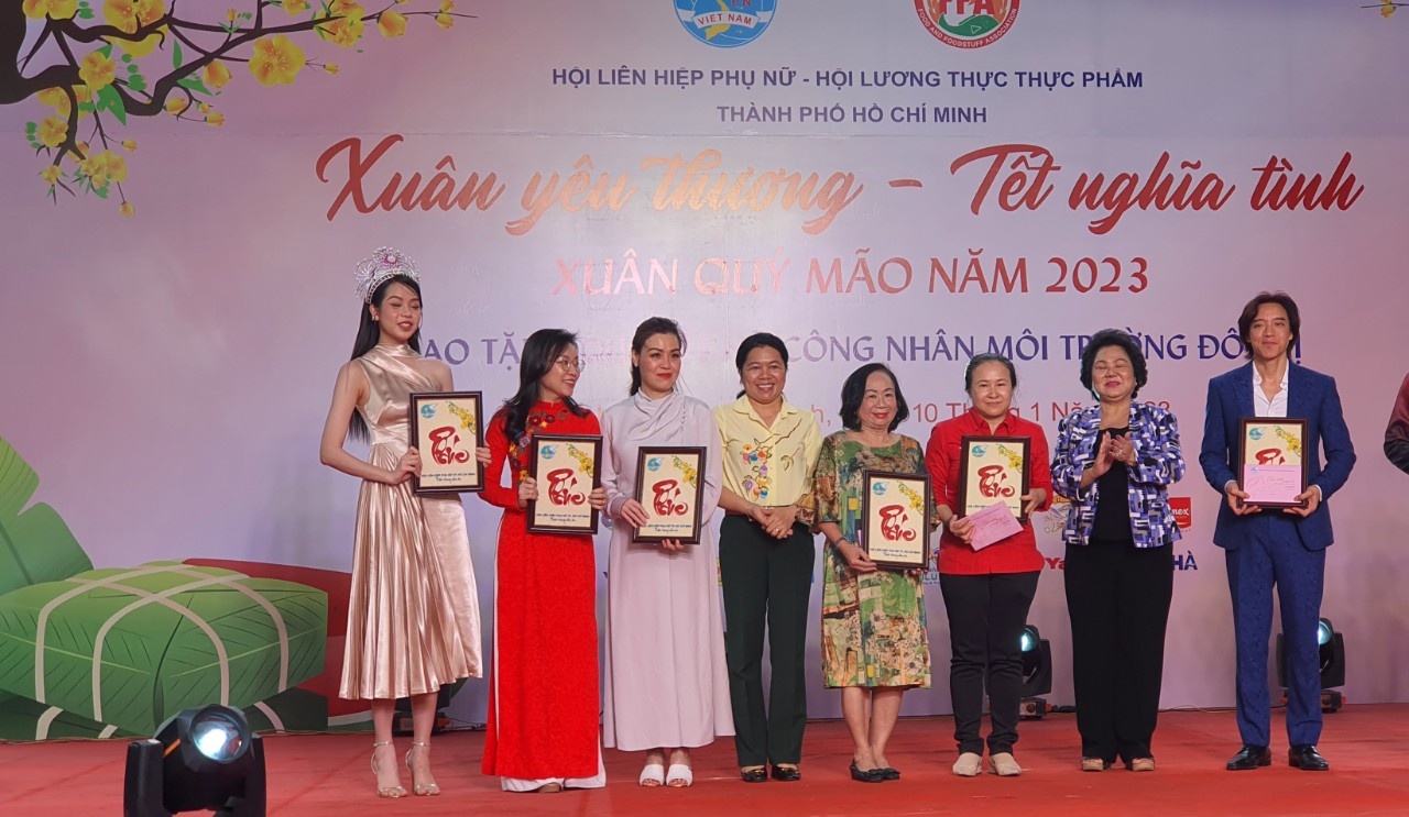 VWS trao quà tết cho nữ công nhân vệ sinh môi trường - ảnh 3