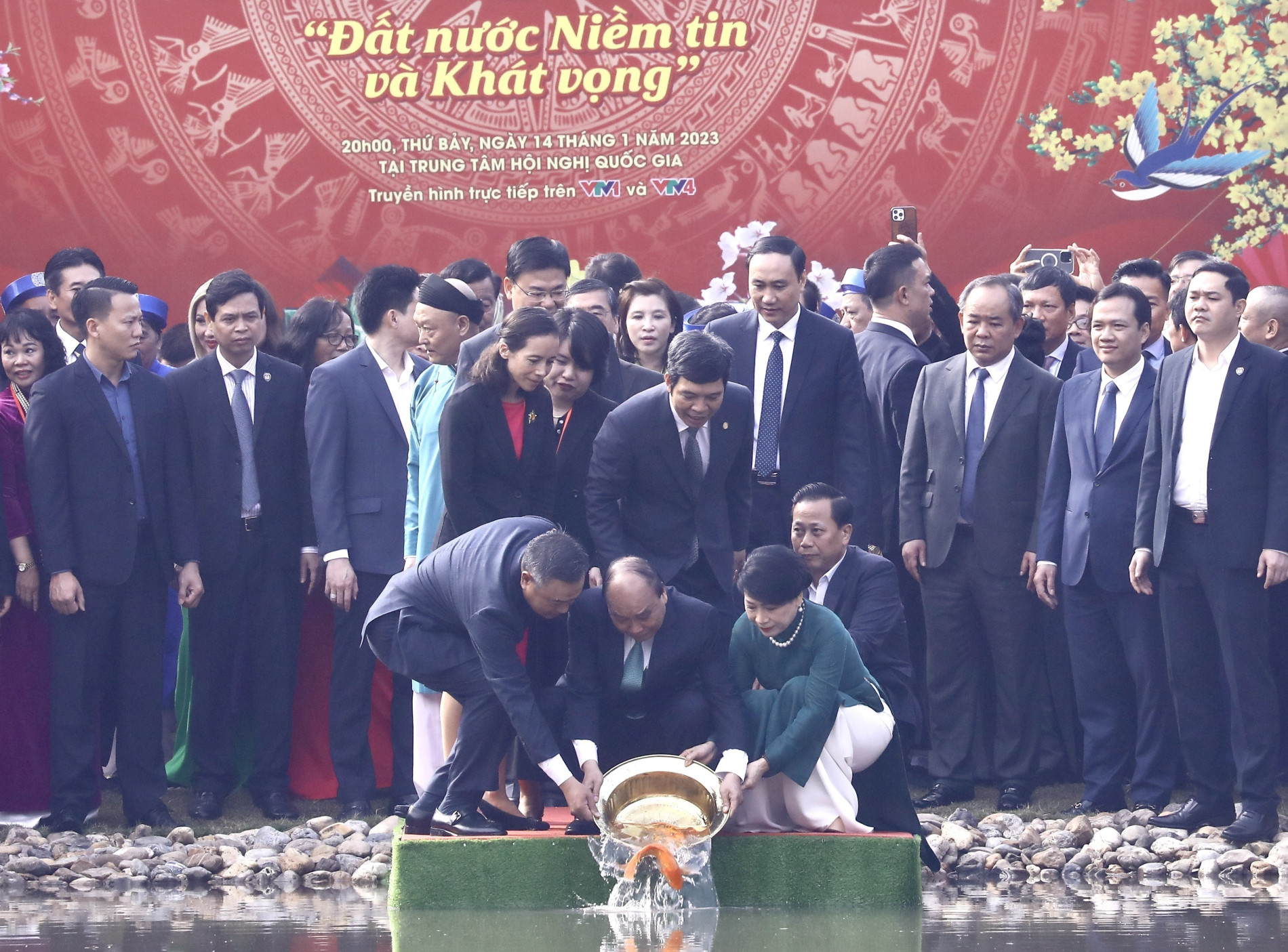 Chủ tịch nước Nguyễn Xuân Phúc thả cá chép tiễn ông Công, ông Táo - Ảnh 1.