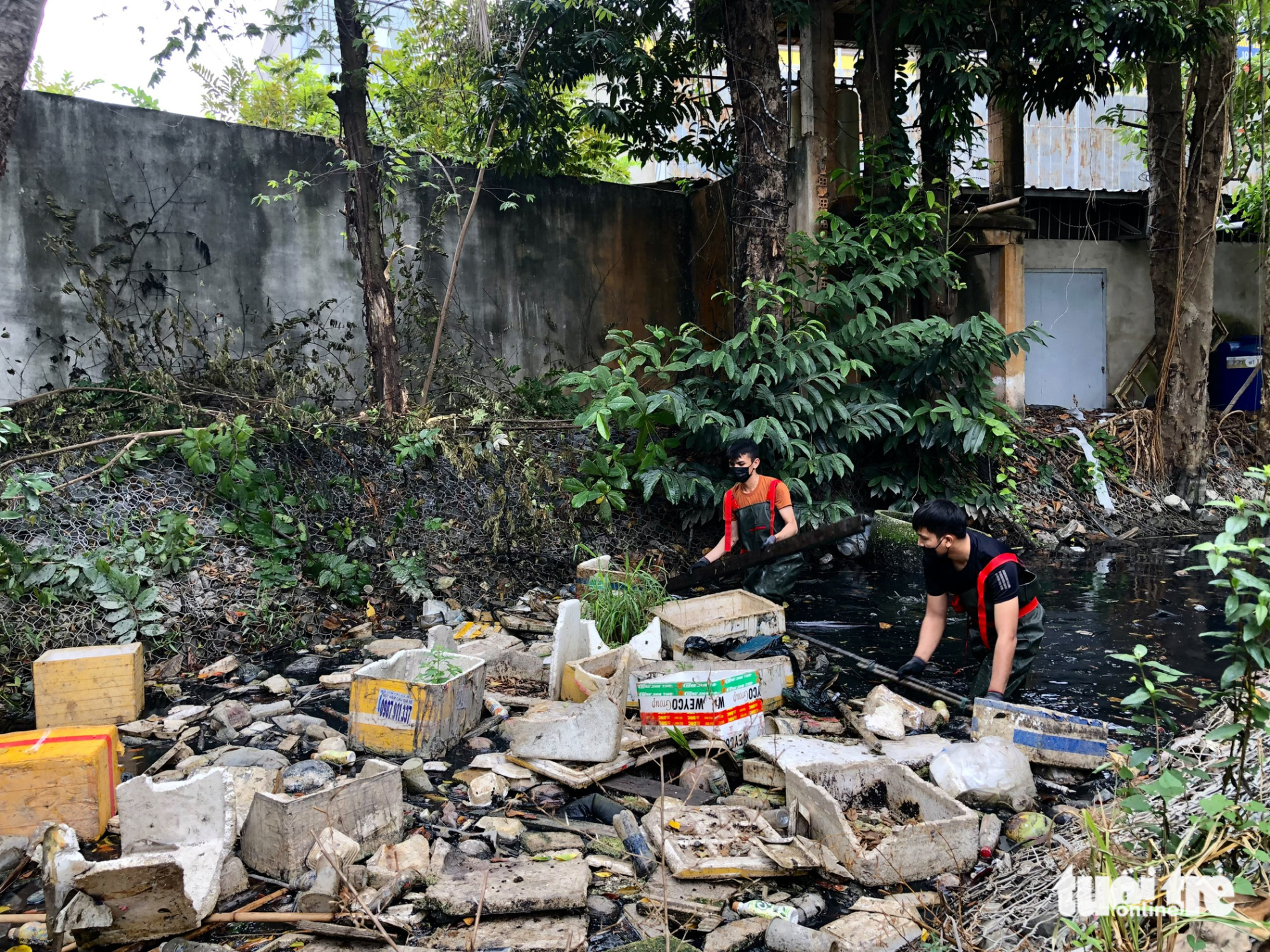 Biệt đội Sài Gòn Xanh lội bùn dọn rác kênh rạch những ngày giáp Tết - Ảnh 1.