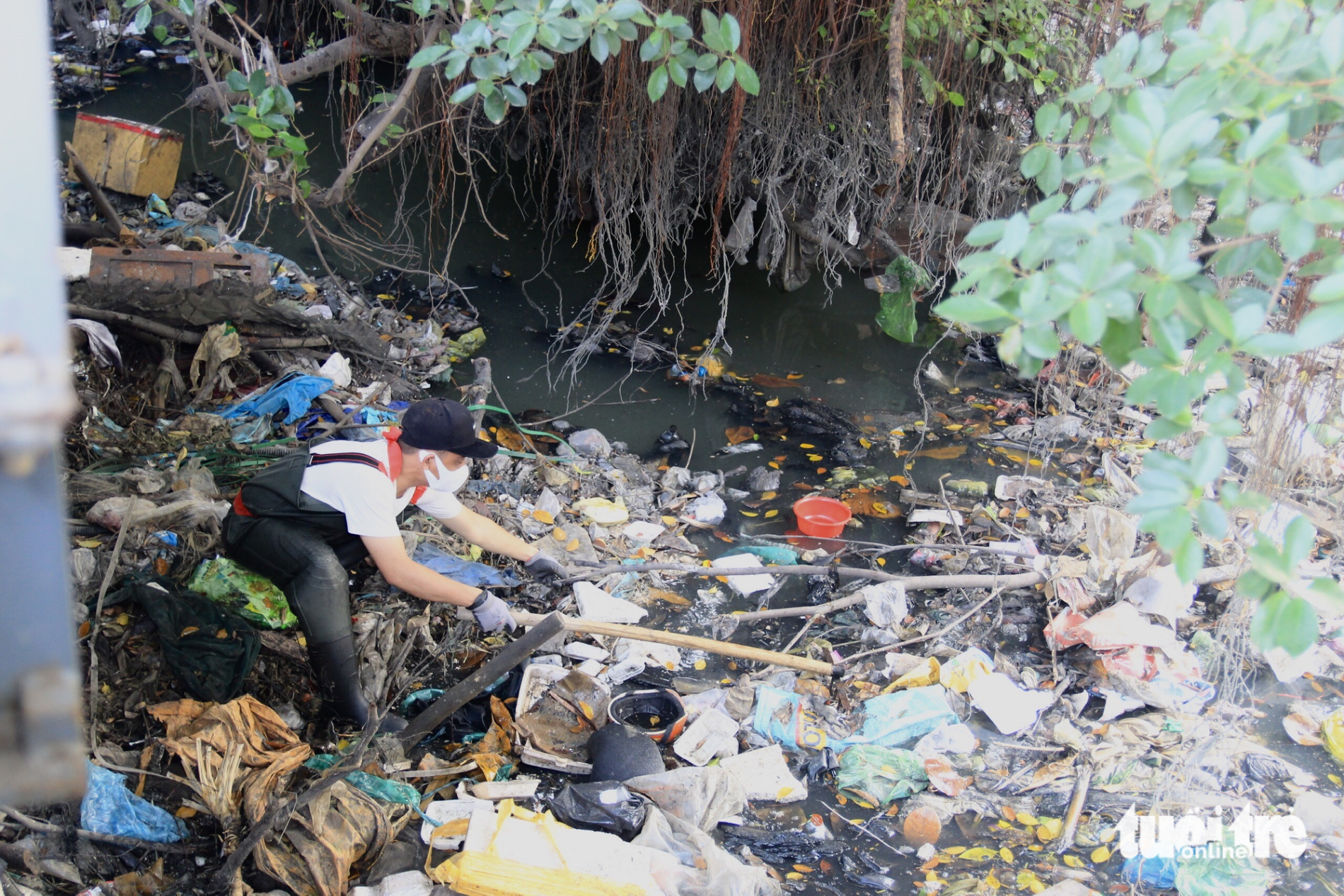 Biệt đội Sài Gòn Xanh lội bùn dọn rác kênh rạch những ngày giáp Tết - Ảnh 3.