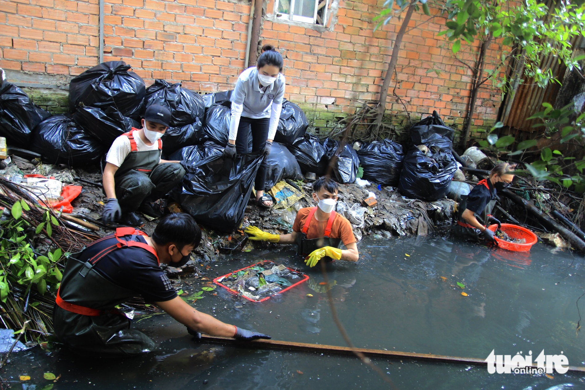 Biệt đội Sài Gòn Xanh lội bùn dọn rác kênh rạch những ngày giáp Tết - Ảnh 8.