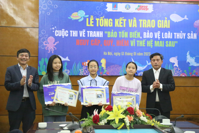 Phó Vụ trưởng Vụ Bảo tồn và Phát triển nguồn lợi thủy sản Lê Trần Nguyên Hùng (ngoài cùng bên phải ảnh), cùng Phó Tổng biên tập Báo Nông nghiệp Việt Nam Trần Cao (ngoài cùng bên trái ảnh) trao giải cho các tác giả đoạt giải Ba. 