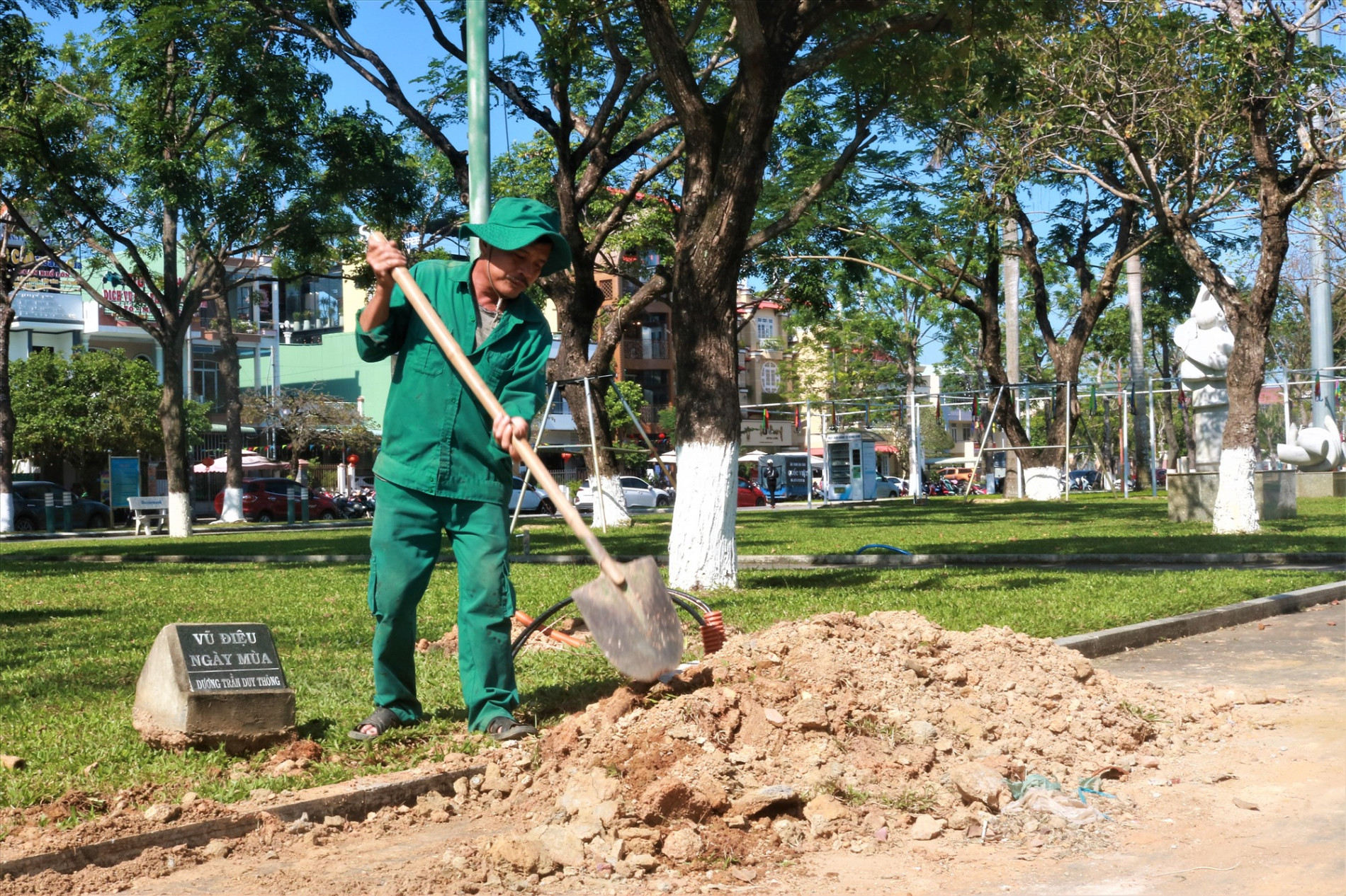Bên cạnh việc tráng trí thì công nhân còn dọn dẹp để tạo một môi trường sạch đẹp tại Quảng trường 24/3. Ảnh: Đ.T