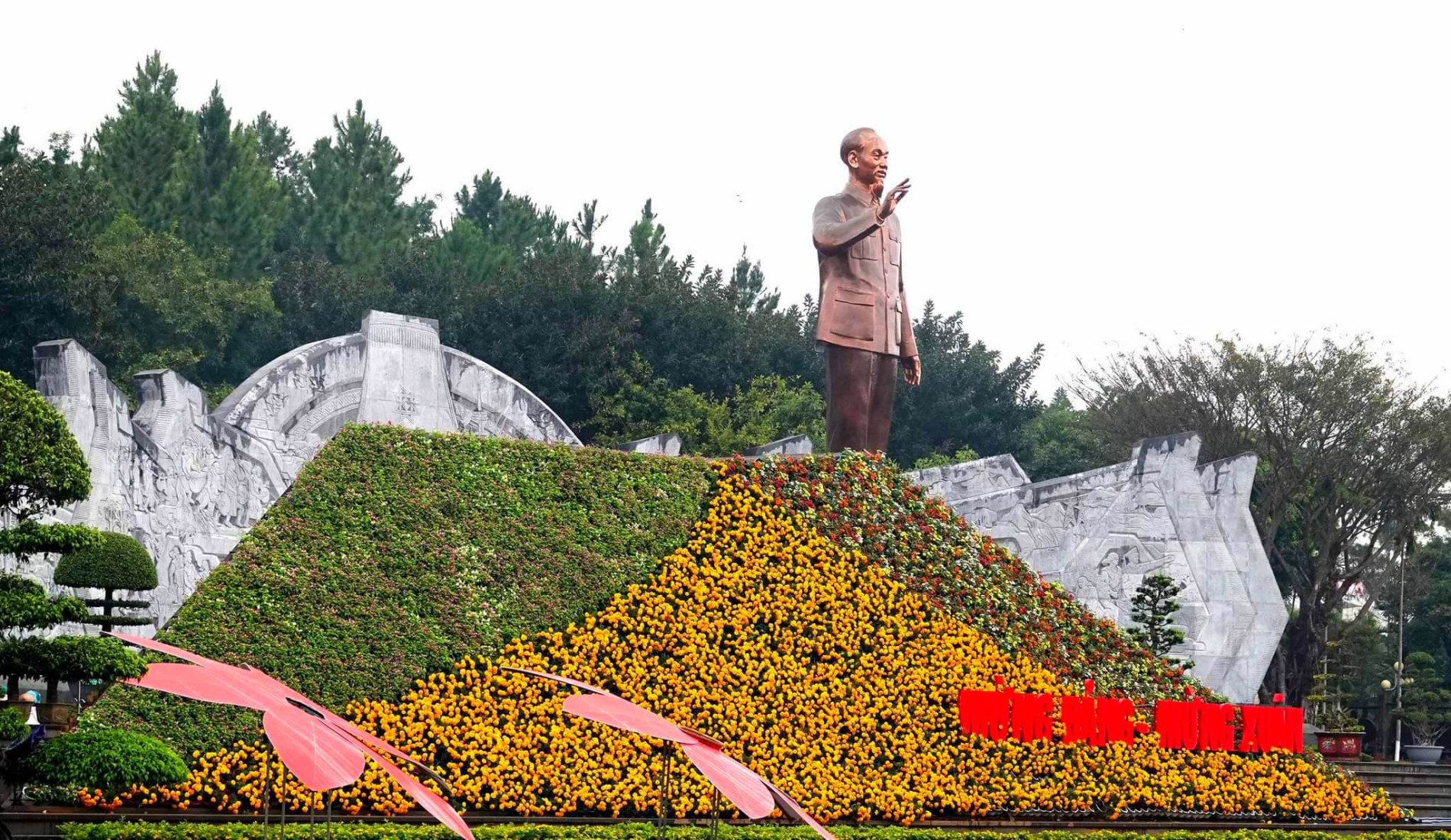 Tượng đài Bác Hồ tại Quảng trường Đại Đoàn Kết, TP.Pleiku, tỉnh Gia Lai. Ảnh: Minh Vỹ.