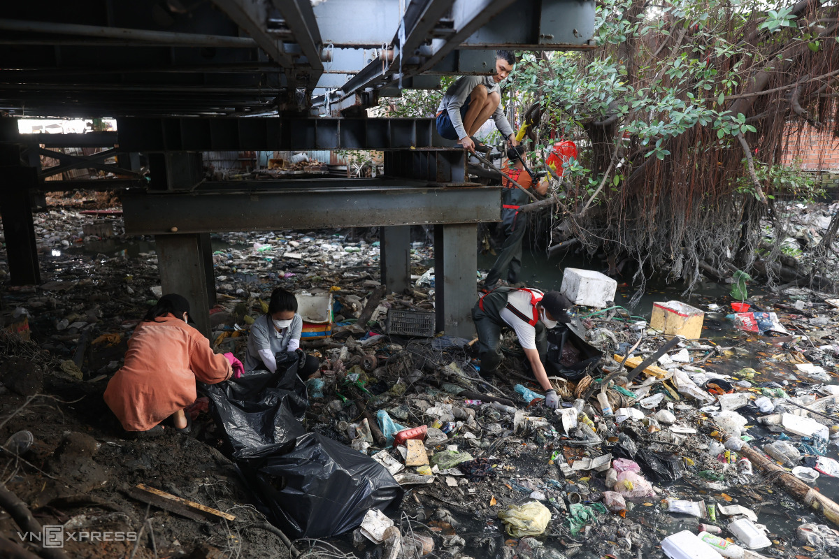 Những người trẻ lội kênh vớt rác ở Sài Gòn
