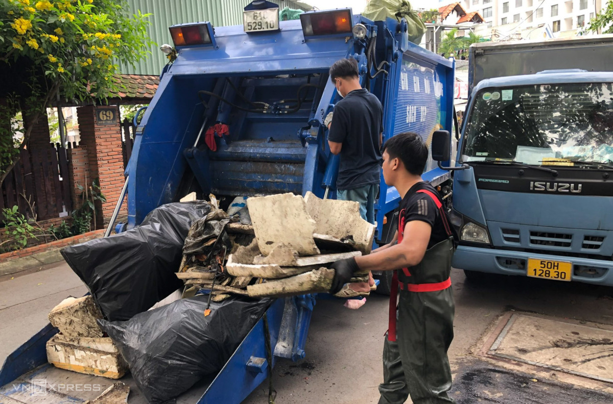 Những người trẻ lội kênh vớt rác ở Sài Gòn