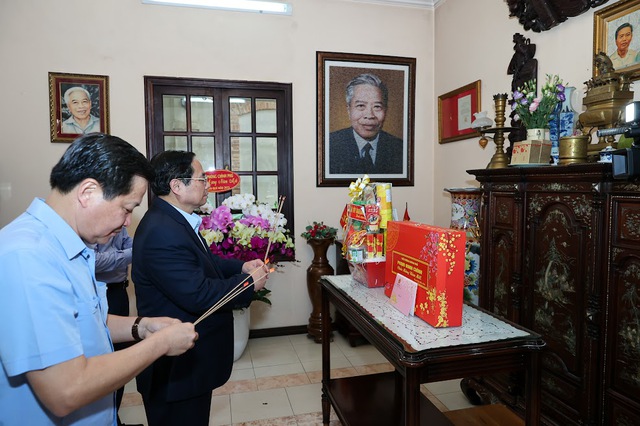 Thủ tướng Phạm Minh Chính dâng hương tưởng nhớ các đồng chí cố Thủ tướng Chính phủ -0
