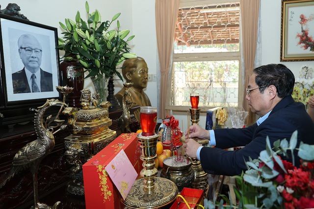 Thủ tướng Phạm Minh Chính dâng hương tưởng nhớ các đồng chí cố Thủ tướng Chính phủ -0