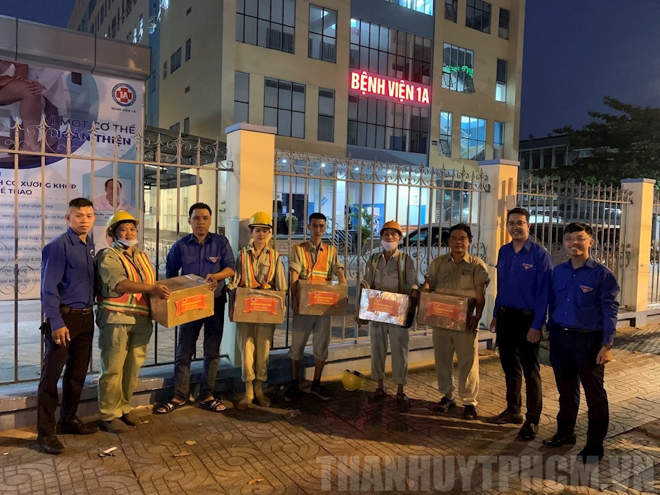 Quận đoàn Tân Bình thăm, tặng quà công nhân vệ sinh môi trường