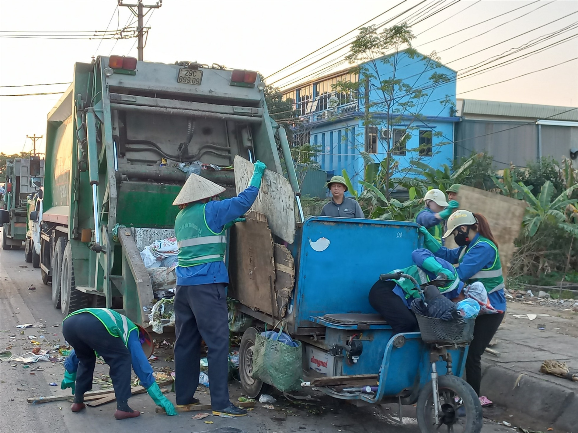 Một khu vực tập kết rác thải tại thị xã Sơn Tây, Hà Nội vào chiều ngày mùng 3 Tết Âm lịch 2023. Ảnh: Lương Hạnh.