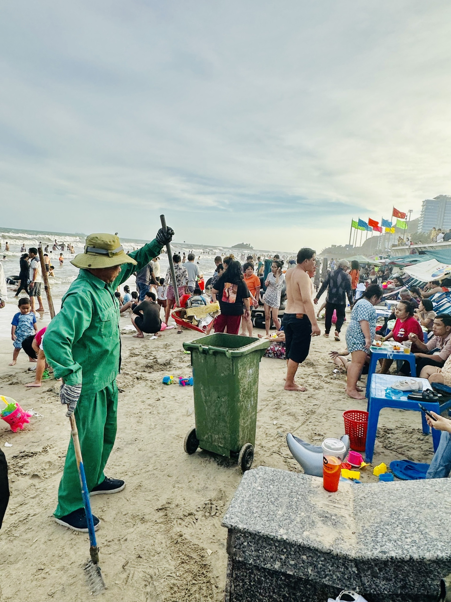 Anh Nguyễn Hoàng Long, Công nhân VESCO thu gom rác trên bãi biển