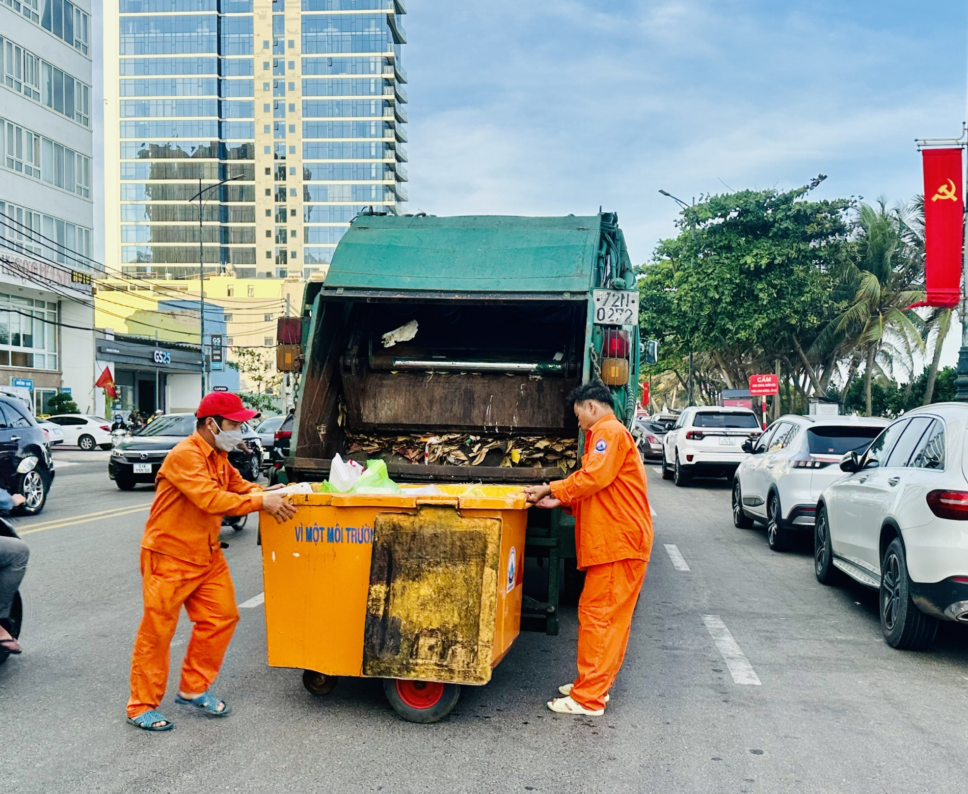 Xe chuyên dụng ép rác loại 8 tấn chạy dọc các tuyến đường ven biển để thu gom rác