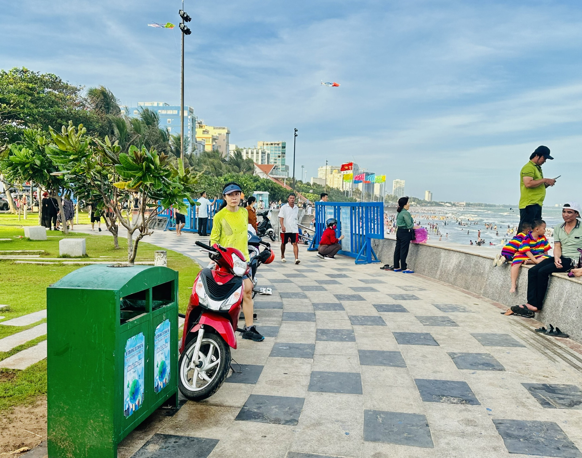 Rất nhiều thùng rác được đặt dọc theo các tuyến đường ven biển, nơi tập trung đông khách du lịch 