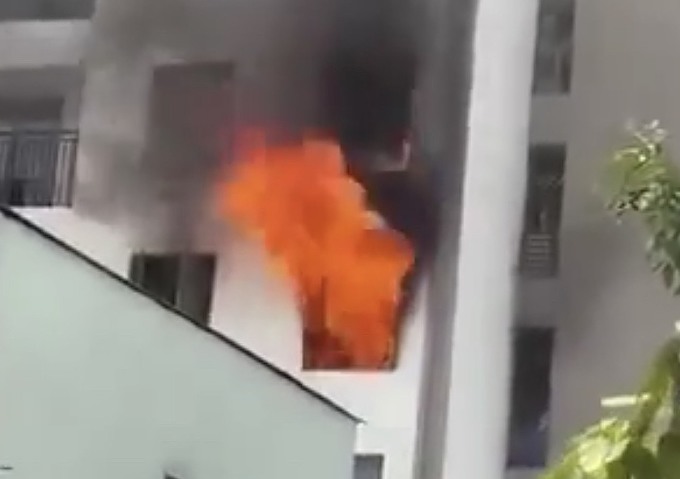 Căn bộ bị cháy nằm ở tầng 4 toà nhà. Ảnh: Đình Văn