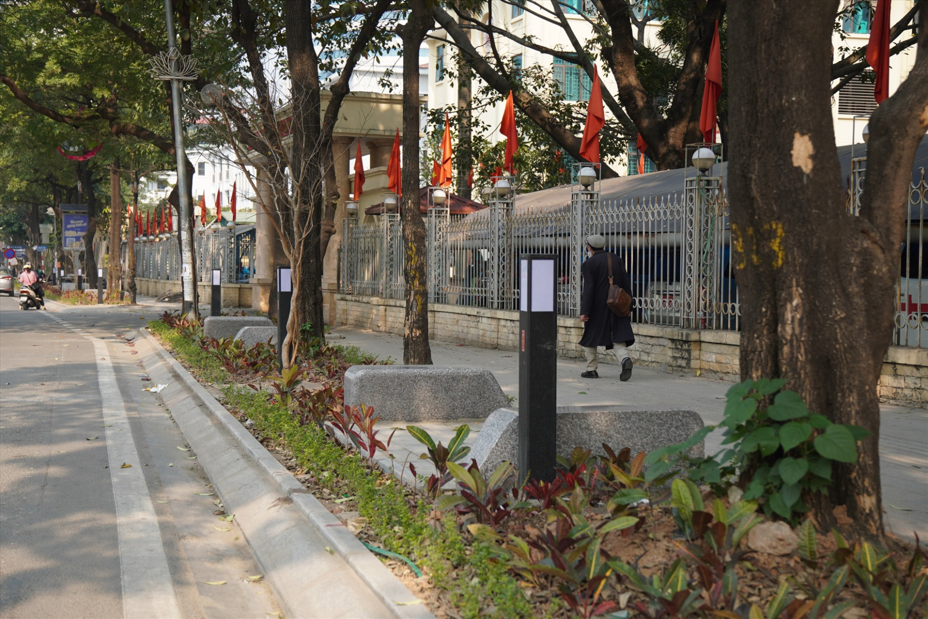 Cùng với việc bổ sung thêm hệ thống cây xanh, thảm hoa sát tận mép đường, tuyến phố Nguyễn Chí Thanh đã sạch đẹp và văn minh hơn so với thời điểm trước đây.