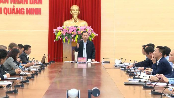Ông Cao Tường Huy, Quyền Chủ tịch UBND tỉnh Quảng Ninh chỉ đạo tại cuộc họp.