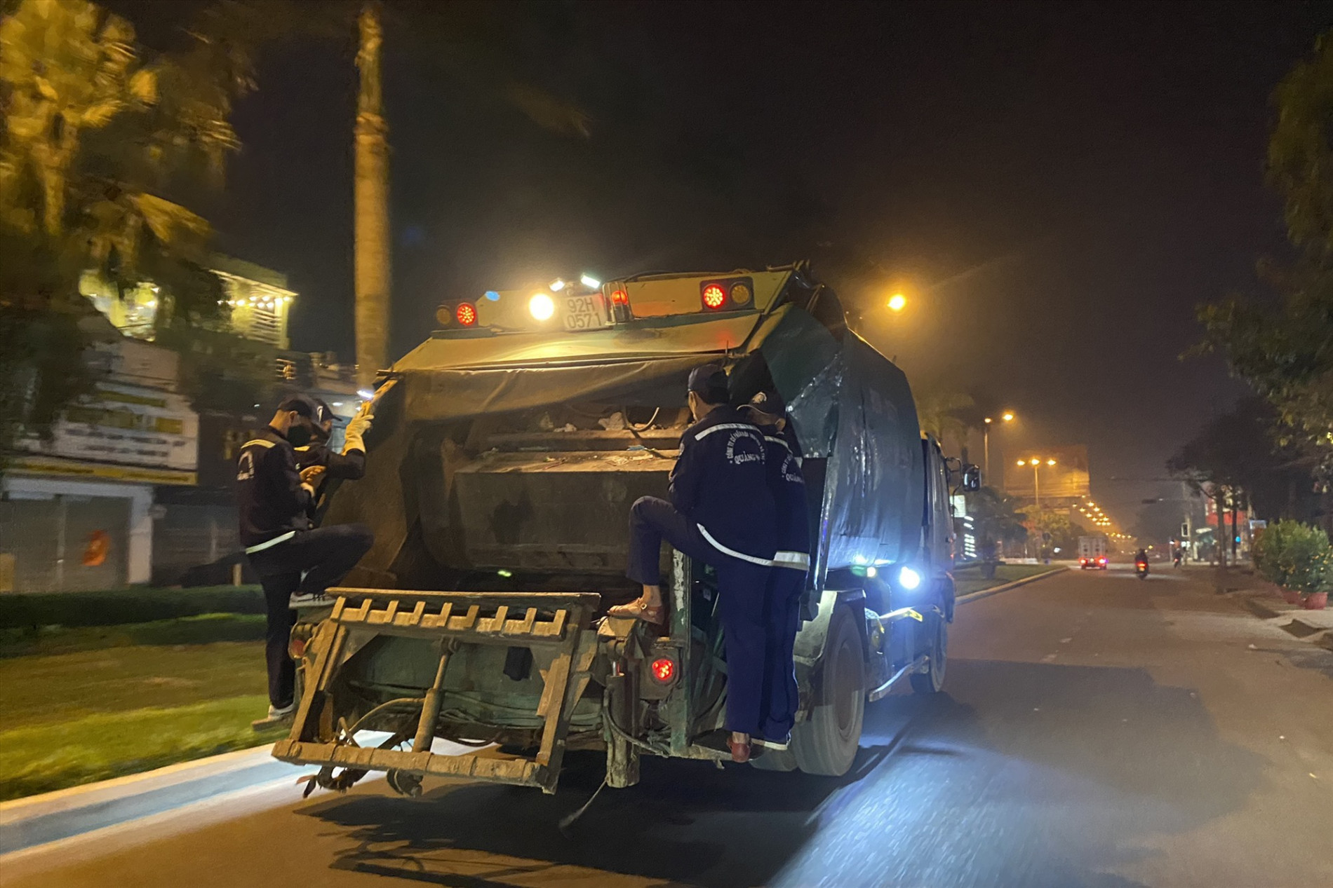 Xe tải chở rác hoạt động vào đêm giao thừa Tết Quý Mão 2023.