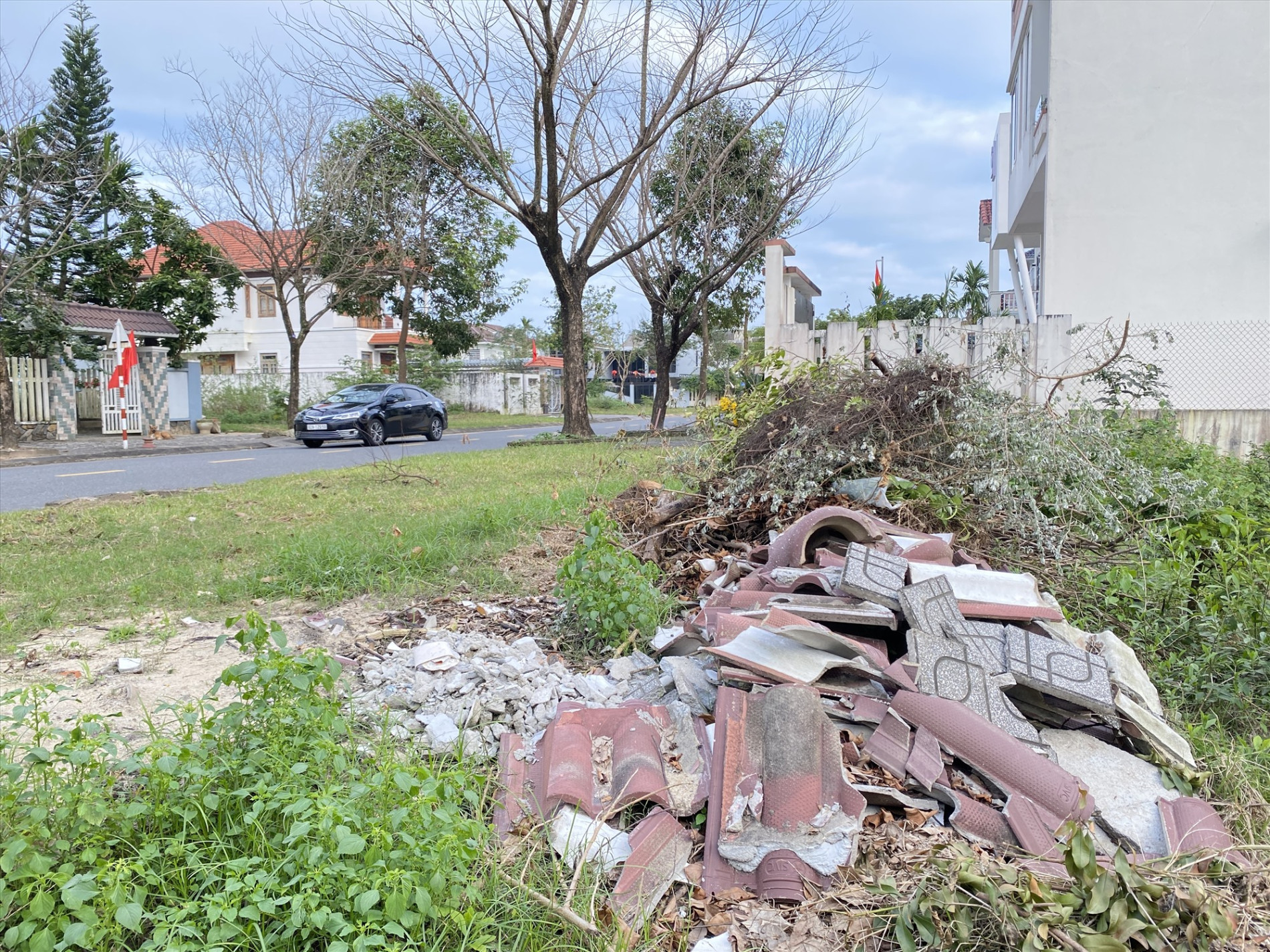 Tại đường Trần Thủ Độ (Tam Kỳ) nhiều chậu cây, ngói, gạch men bị vỡ ra từng mảnh nằm ngổn ngang trên vỉa hè.