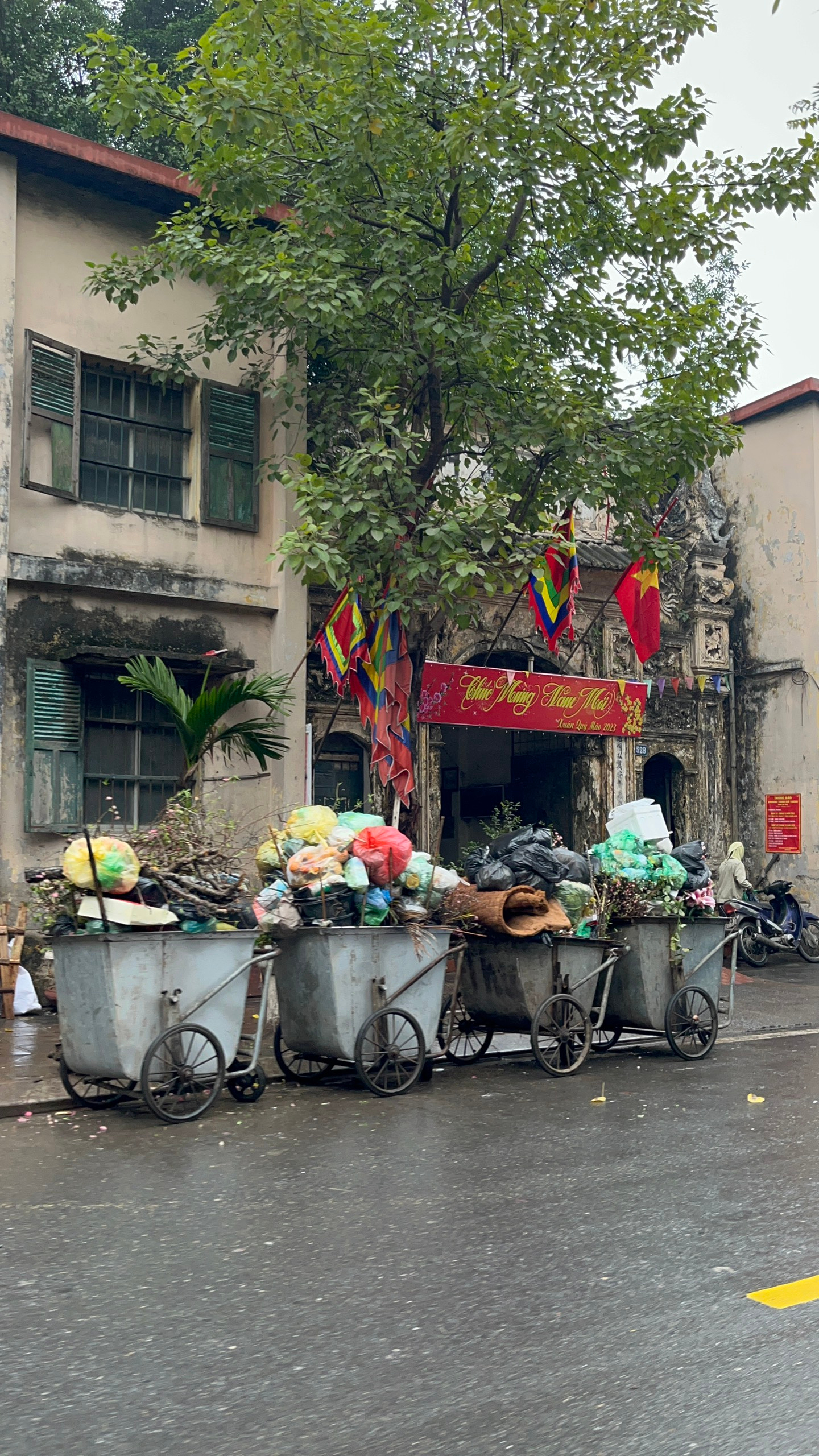Những người lao công tận tâm trên khắp các con phố Hà Nội trong ngày mưa phùn giăng mắc - Ảnh 8.