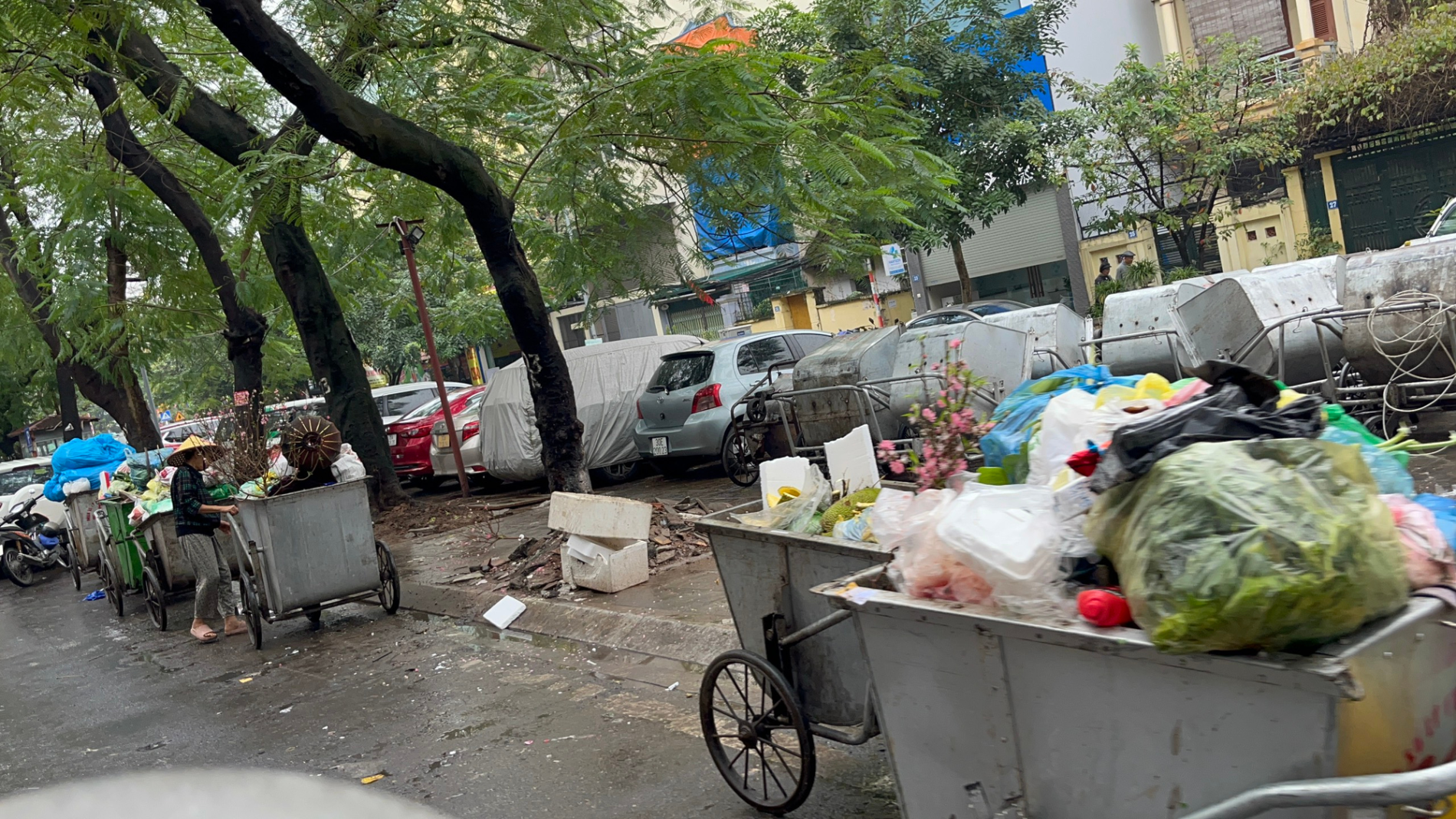 Những người lao công tận tâm trên khắp các con phố Hà Nội trong ngày mưa phùn giăng mắc - Ảnh 10.