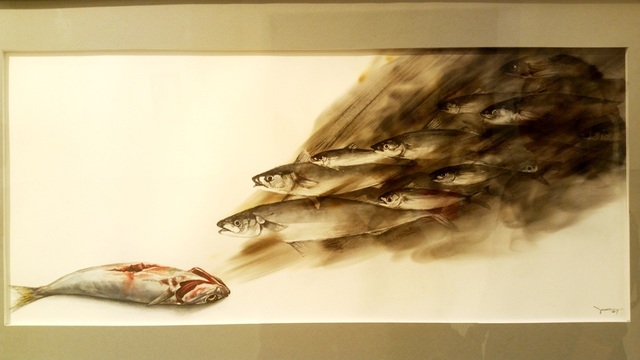 Tác phẩm “Mơ” với chất liệu “màu nước, lửa”. Vệt khói xung quanh đàn cá lớn được tạo trực tiếp từ màu nước và lửa
