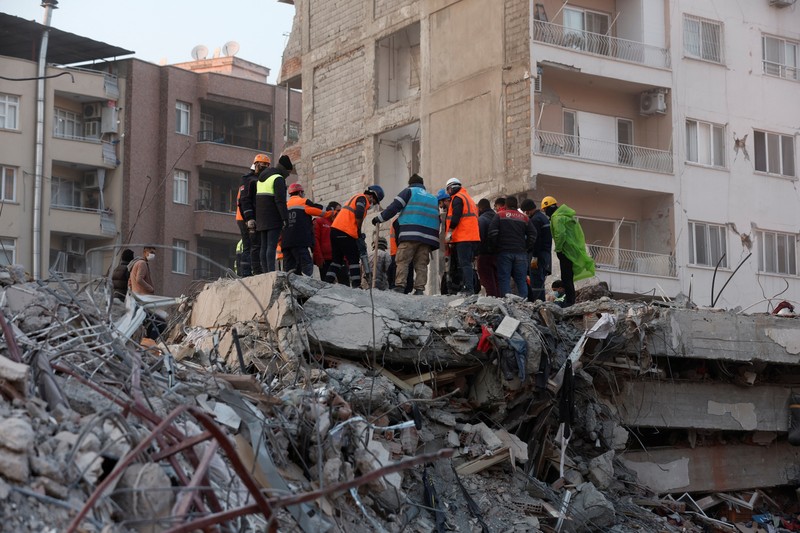Đội cứu hộ nỗ lực tìm kiếm người sống sót tại địa điểm của 1 tòa nhà bị sập do hậu quả của trận động đất ở Iskenderun, Thổ Nhĩ Kỳ, ngày 11/2/2023. (Ảnh: Reuters)