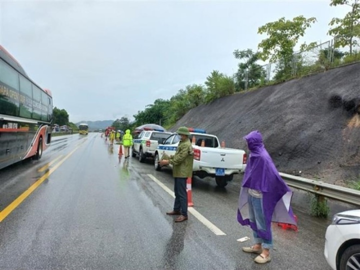 Đi bộ trên cao tốc Nội Bài - Lào Cai, người đàn ông bị xe khách tông chết - 1