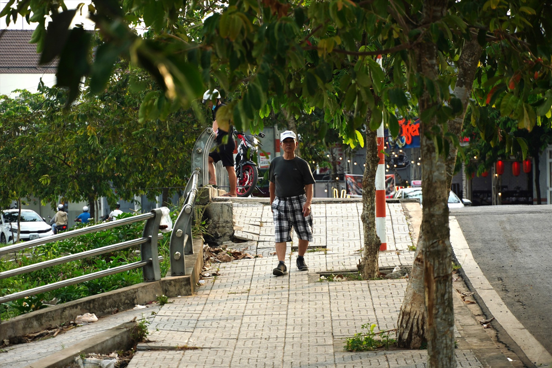 Thường xuyên đi bộ thể dục trên đoạn bờ kè này, ông Trịnh Văn Kiểm (72 tuổi, P. An Khánh, Q. Ninh Kiều) cho biết, vào mỗi buổi sáng hoặc chiều, tình trạng sụt lún bờ kè kết hợp với nước lên khiến cho rác thải dạt vào bờ, tồn đọng đầy ứ rất ô nhiễm.