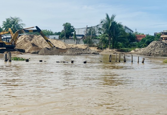Một điểm khai thác cát nằm ven sông Hậu trên địa bàn An Giang bị sạt lở nghiêm trọng