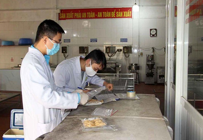 Đoàn kiểm tra của Sở Công thương tỉnh Quảng Ninh kiểm tra một cơ sở sản xuất chả mực tại thị xã Quảng Yên, tỉnh Quảng Ninh. (Ảnh HOÀI THU)