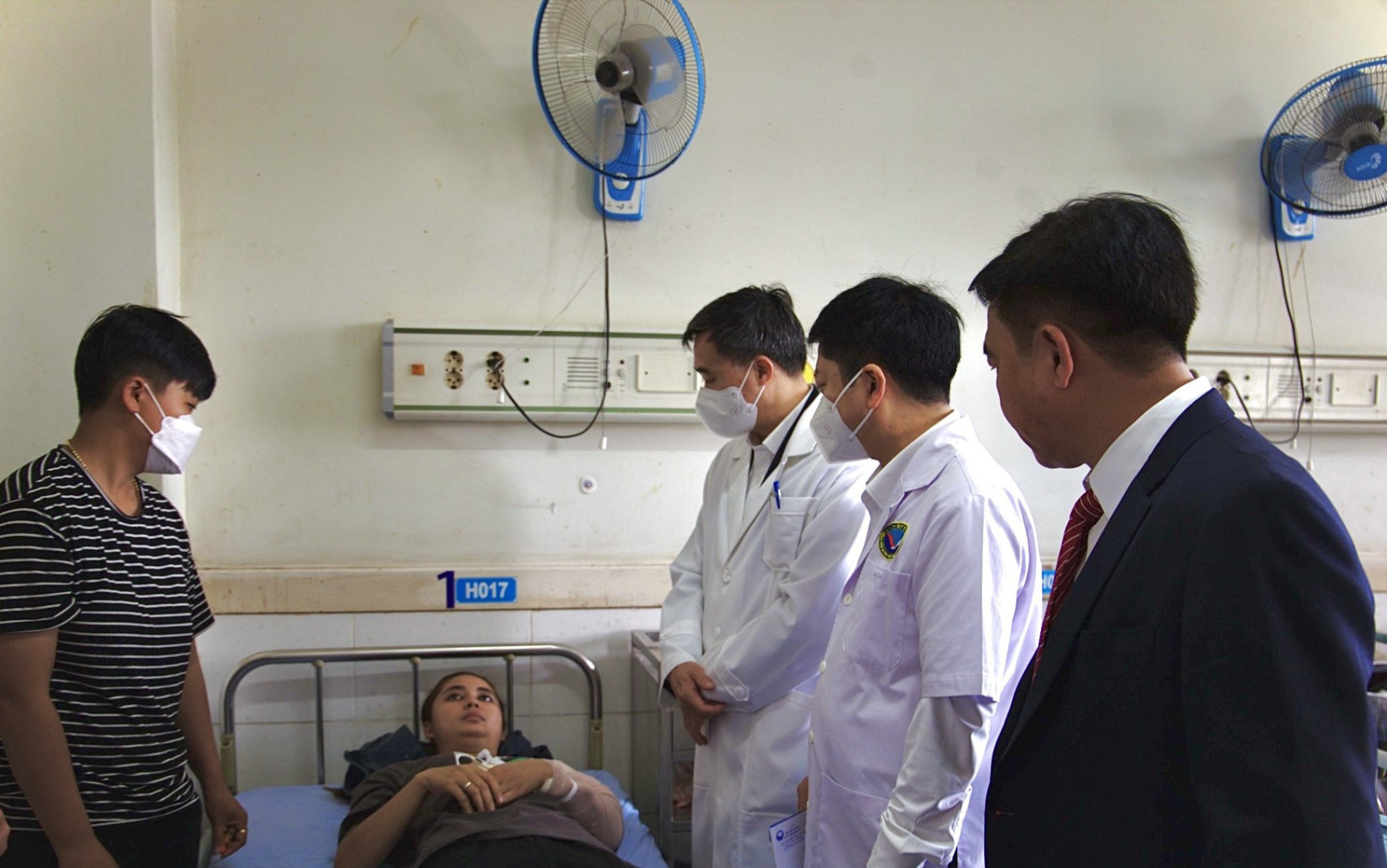 Thứ trưởng Bộ Y tế thăm nạn nhân vụ tai nạn giao thông tại Quảng Nam - Ảnh 1.