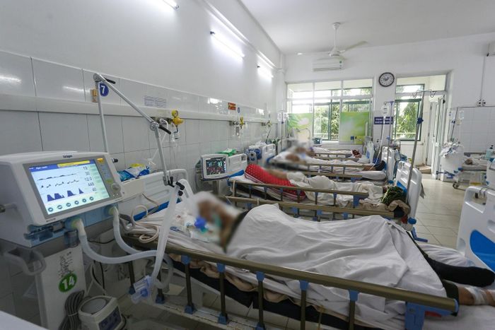 Bệnh viện Đà Nẵng điều trị hơn 400 người bị đột quỵ chỉ trong 1 tháng, trong đó có nhiều bệnh nhân phải thở máy.