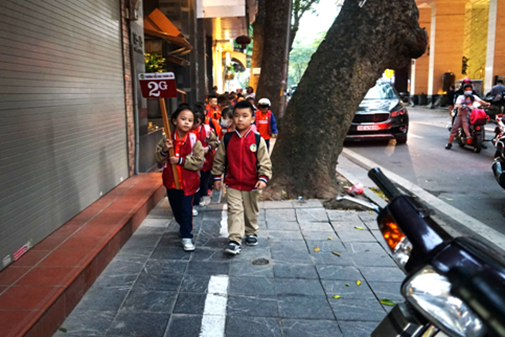 Sơn vạch kẻ đường trên tuyến đường Quang Trung - Nhà Chung (Hà Nội) để dành 1/3 vỉa hè cho trẻ đi bộ đến trường. Ảnh: Live&amp;Learn, 2020 