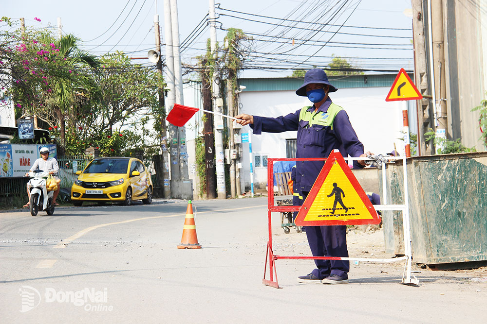 Tại các địa điểm nạo, vét kênh mương, công tác cảnh báo và điều hướng giao thông được đội ngũ công nhân thực hiện để đảm bảo an toàn