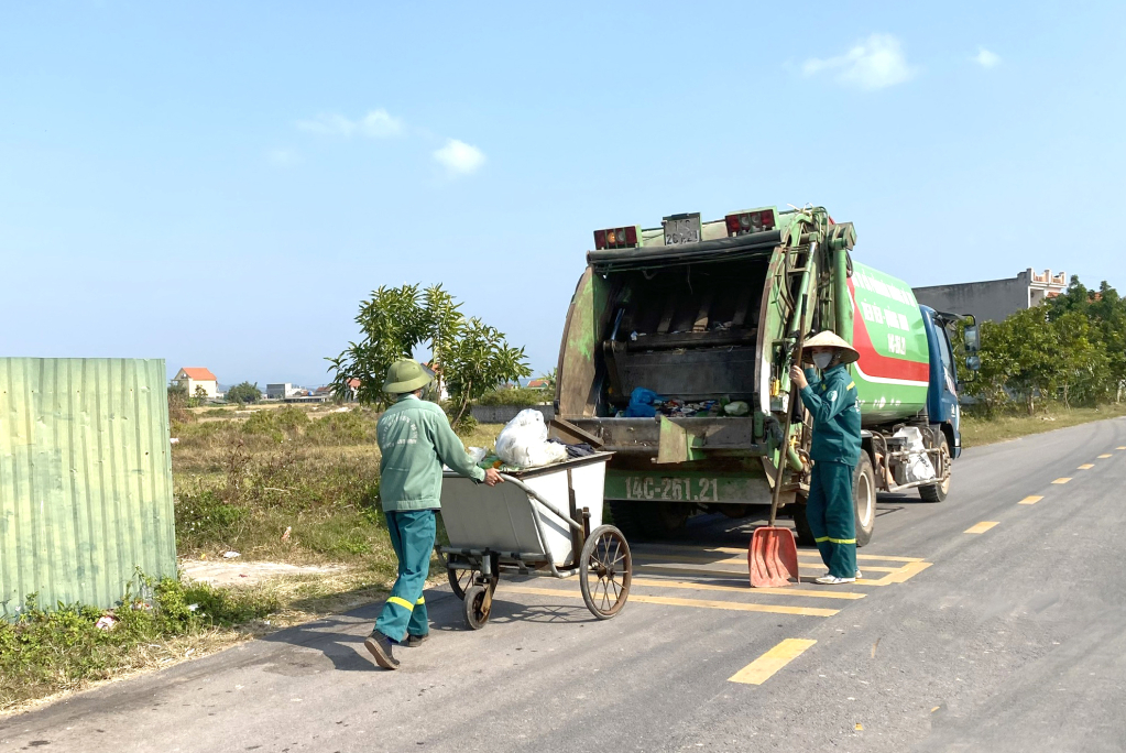 Công ty CP Môi trường đô thị Tiên Yên thu gom rác thải sinh hoạt. 