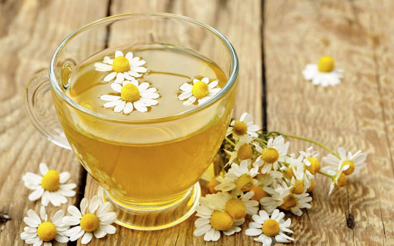 Một ly trà hoa cúc ấm pha thêm một ít mật ong sẽ có rất nhiều tác động tốt đến thần kinh của bạn, giúp bạn dễ ngủ hơn
