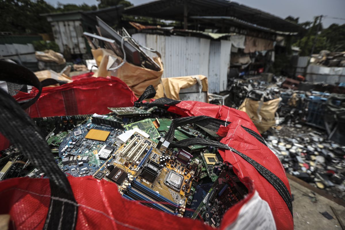 Những mối hiểm họa phát sinh từ rác thải điện tử