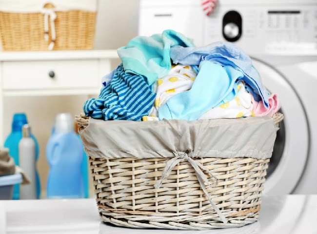 Giặt giũ thường xuyên giúp khử mùi hôi trong nhà