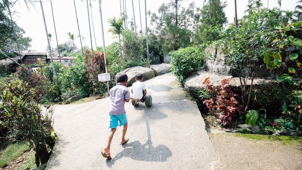 Ngôi làng sạch nhất châu Á ở quốc gia ô nhiễm nhất nhì thế giới