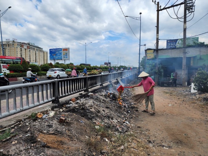 Người dân đốt rác khiến khói toả mù mịt dưới chân cầu Tham Lương, quận 12, chiều 28/2. Ảnh: Đình Văn