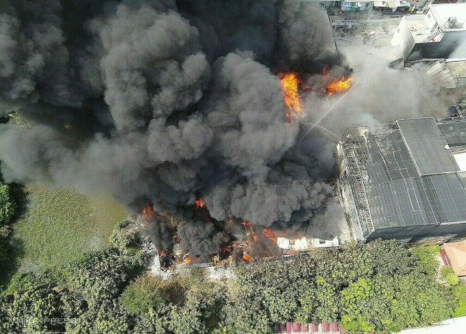 Kho phế liệu khoảng 1.000 m2 cháy ngùn ngụt, lửa lan sang hai căn nhà, uy hiếp khu dân cư ở xã An Phú Tây, huyện Bình Chánh, tháng 11/2022. Ảnh: Đình Văn