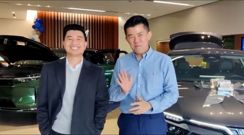 Khách hàng gốc Việt Tedman Vương tự hào khi được cầm lái chiếc xe điện thông minh được tạo ra bởi trí tuệ và tài năng của người Việt Nam