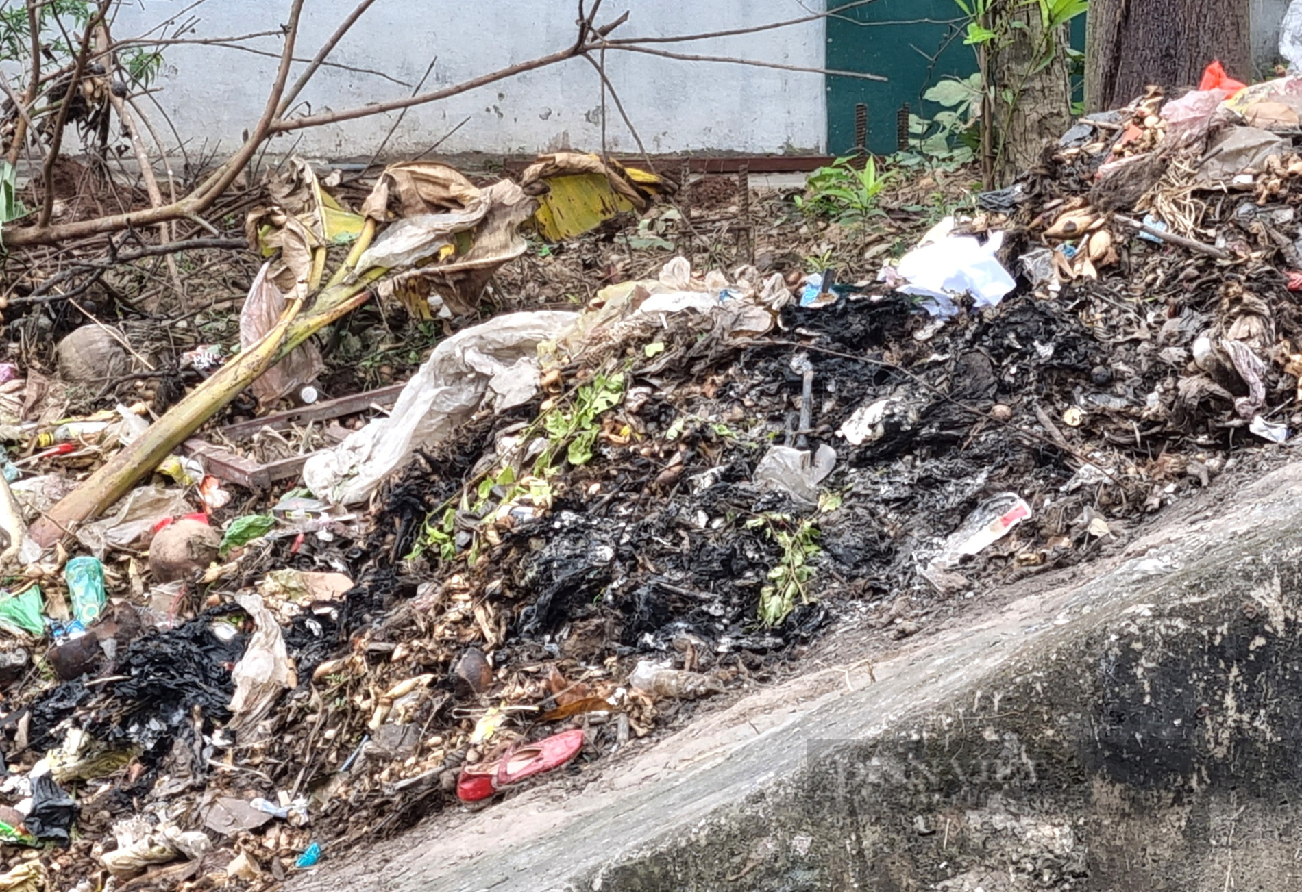 Ninh Bình: Xã nông thôn mới, dân khổ sở vì rác thải bốc mùi hôi thối - Ảnh 7.