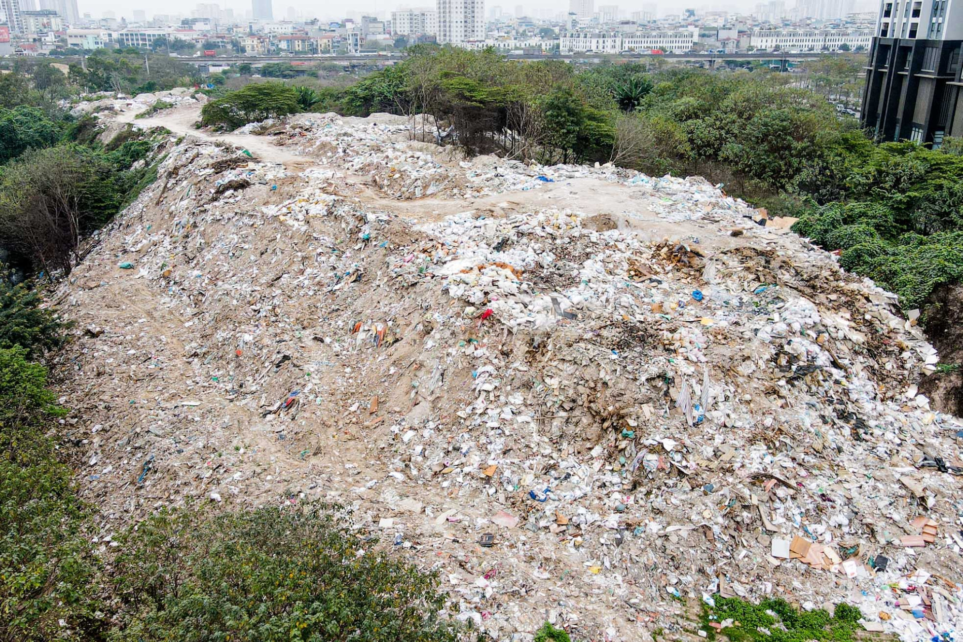 Nhức nhối bãi rác thải đổ trộm chất thành 'núi' giữa Thủ đô ảnh 2