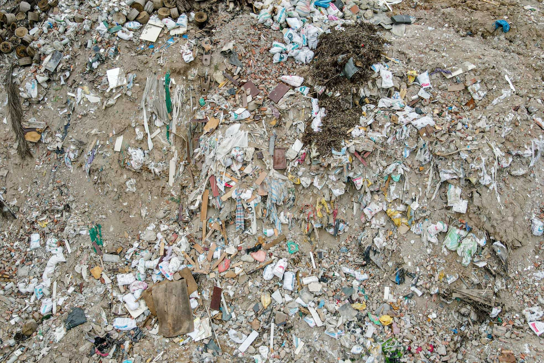 Nhức nhối bãi rác thải đổ trộm chất thành 'núi' giữa Thủ đô ảnh 5