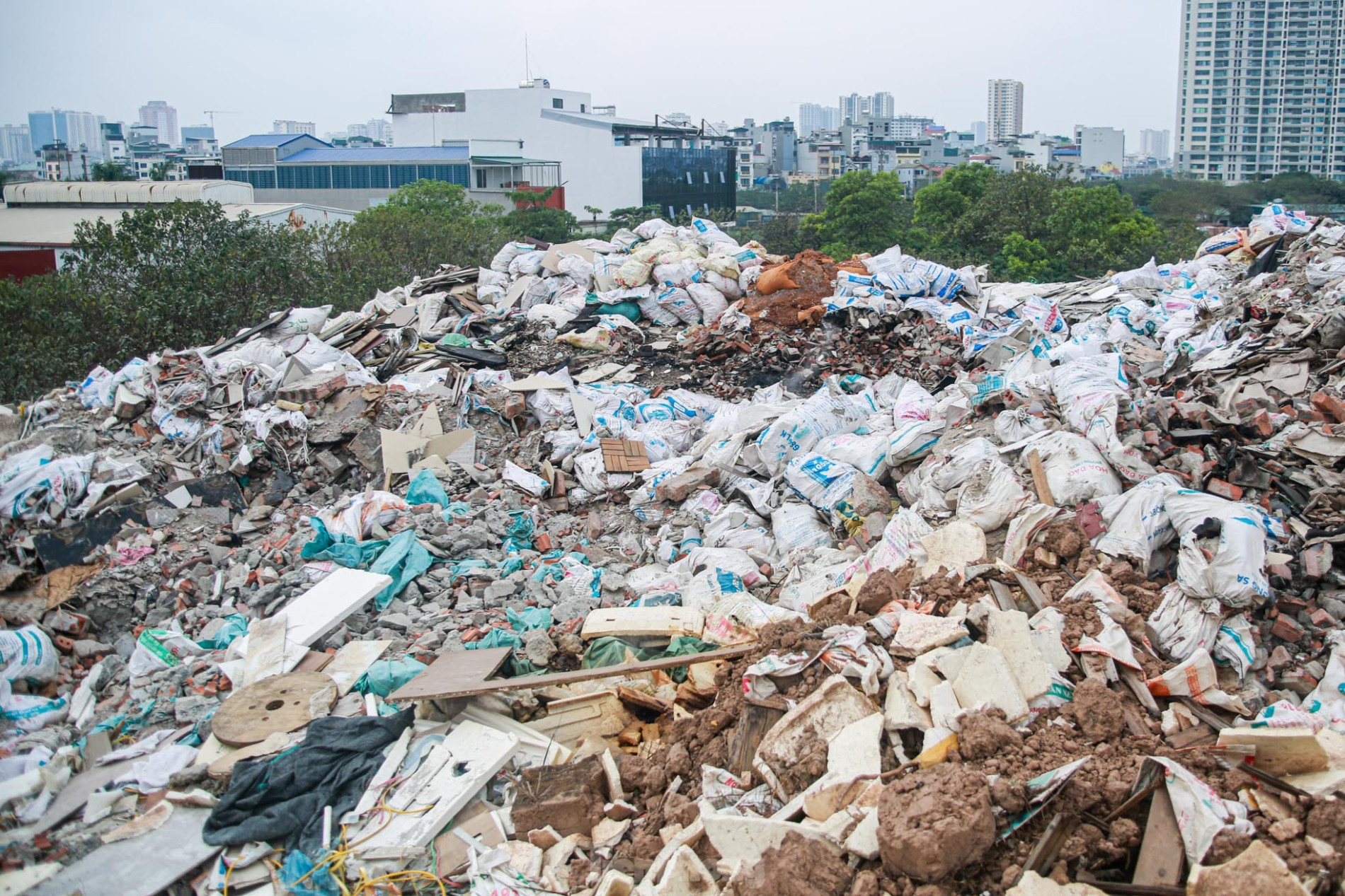 Nhức nhối bãi rác thải đổ trộm chất thành 'núi' giữa Thủ đô ảnh 6