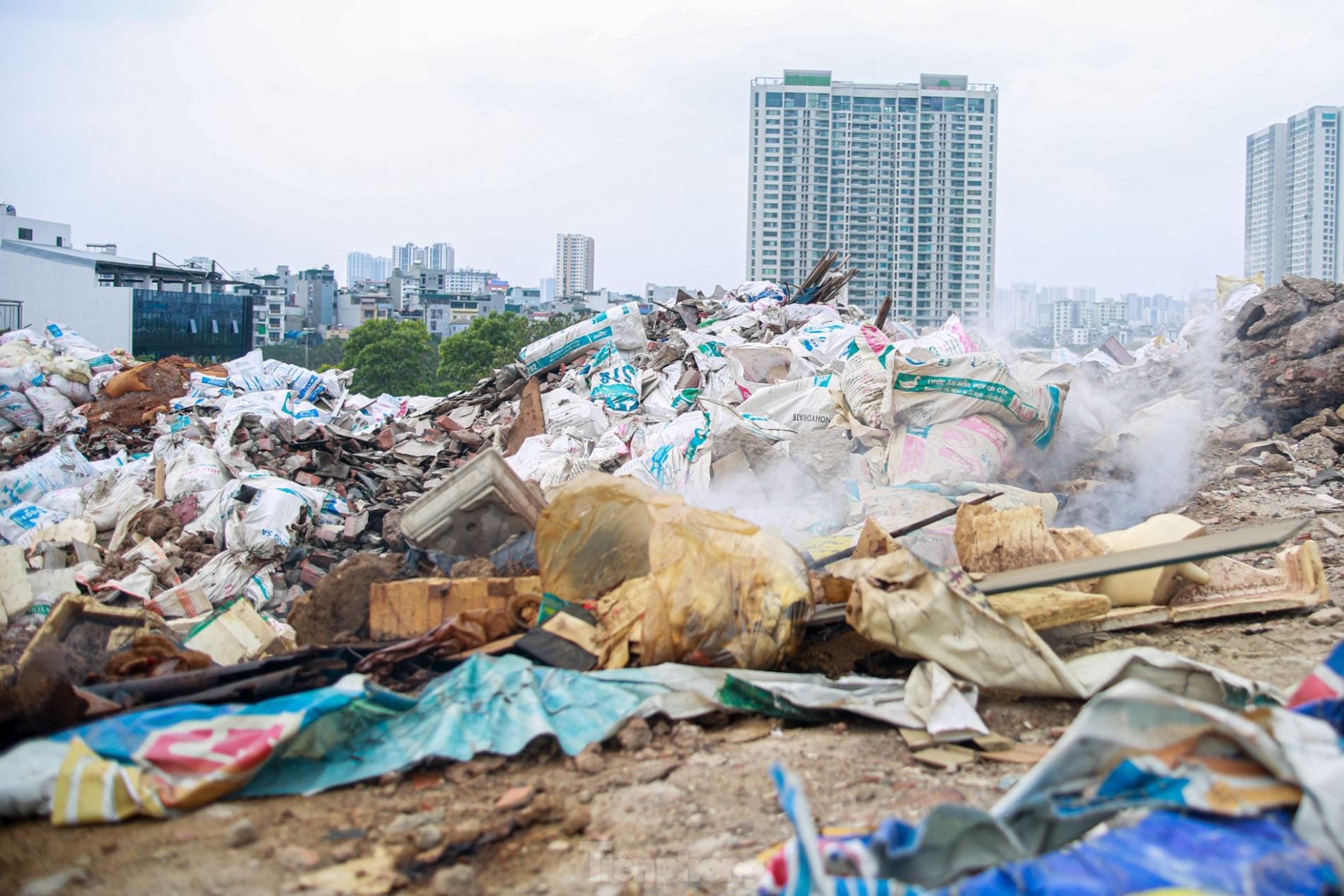 Nhức nhối bãi rác thải đổ trộm chất thành 'núi' giữa Thủ đô ảnh 7