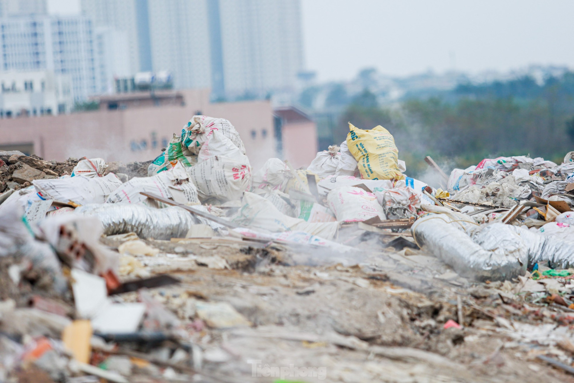 Nhức nhối bãi rác thải đổ trộm chất thành 'núi' giữa Thủ đô ảnh 9