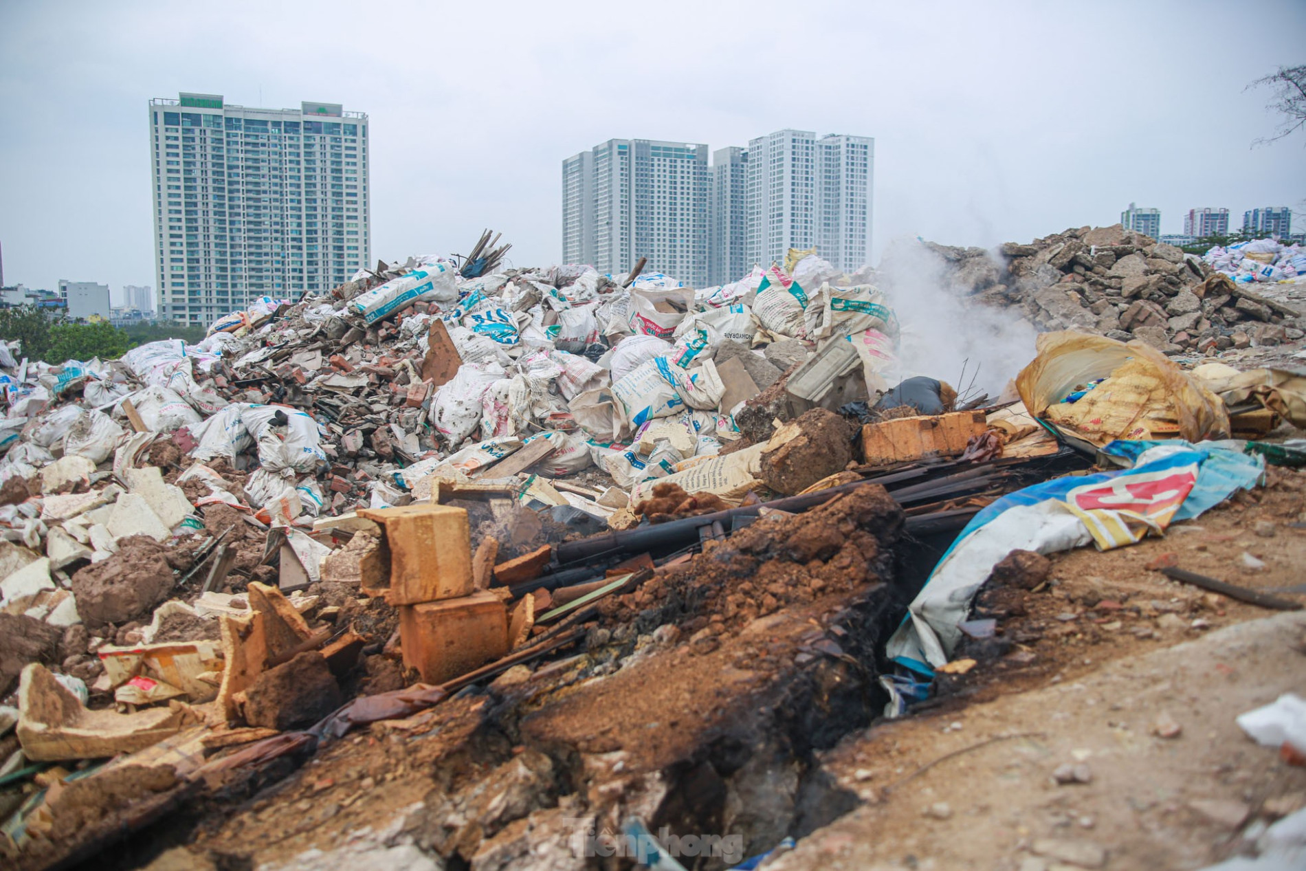 Nhức nhối bãi rác thải đổ trộm chất thành 'núi' giữa Thủ đô ảnh 11